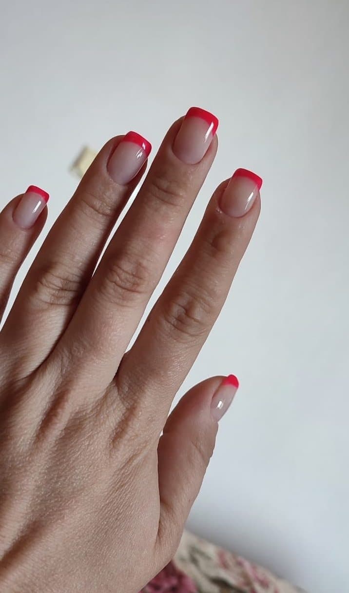 Fransk manicure med røde spidser