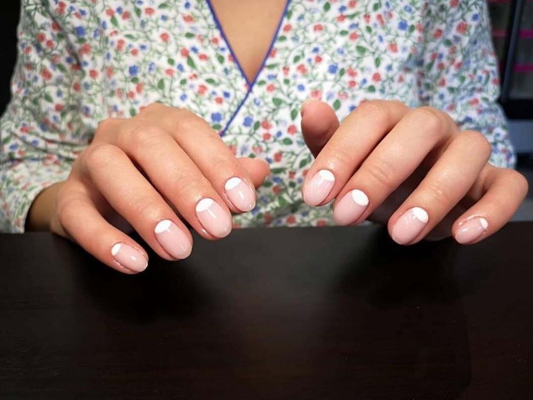 Korte negle med klassisk hvid fransk manicure